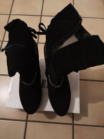 Belles bottin​es en cuir pu neuves pointure 4​0,