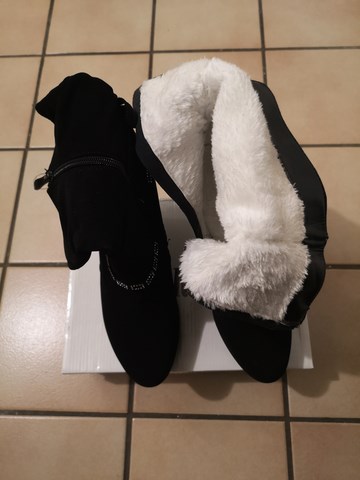 Belles bottin​es en cuir pu neuves pointure 4​0,