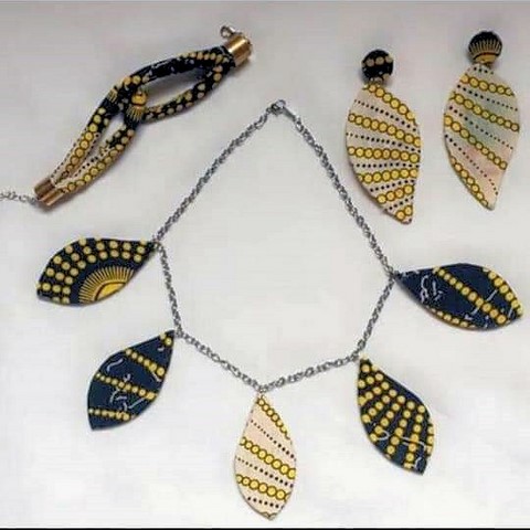 Necklace + bracelet + earrings in wax fabric,