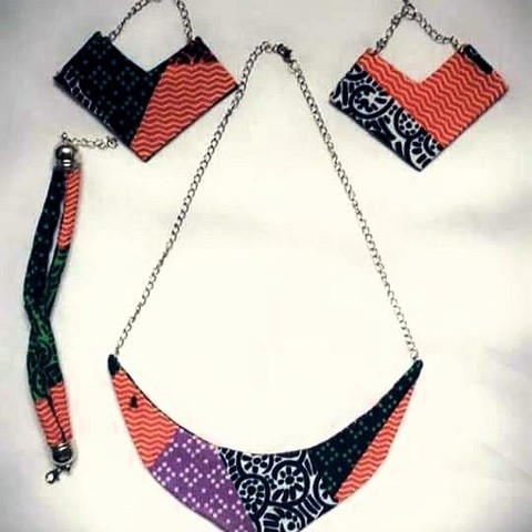 Necklace + bracelet + earrings in wax fabric,