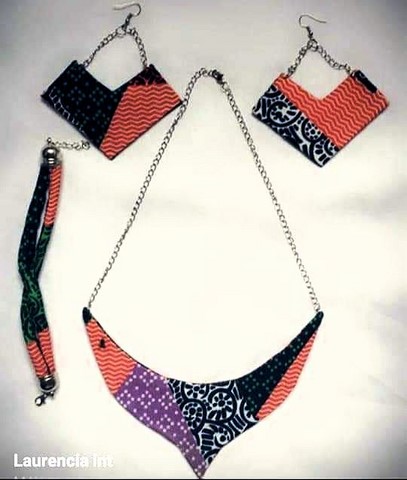 Necklace + bracelet + earrings in wax fabric,