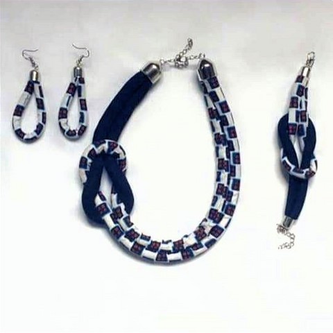 Necklace + bracelet + earrings in wax fabric,