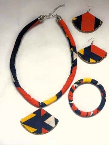 Necklace + bracelet + earrings in wax fabric,