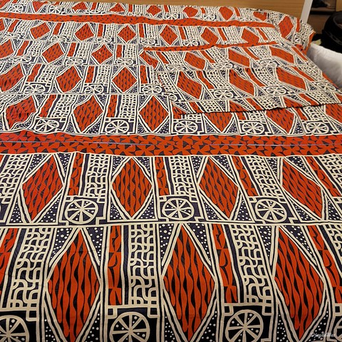 Reversible duvet + pillowcases in wax loincloth fabric,