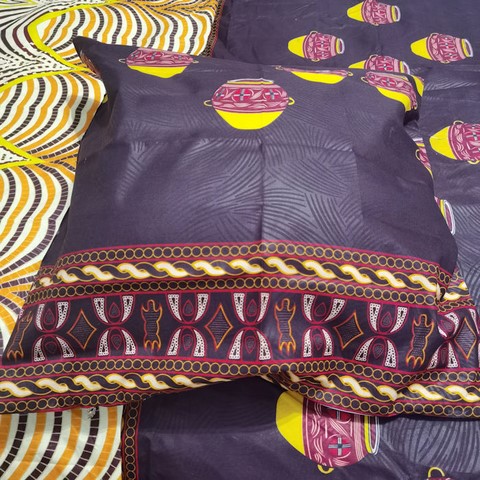 + 4 taies d’oreillers 63x63 et 40x70 cm, 