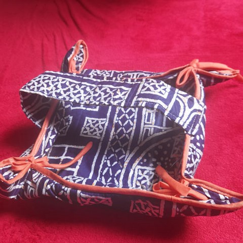 Chemin et 6 sets de table + Corbeille en tissu Ndop