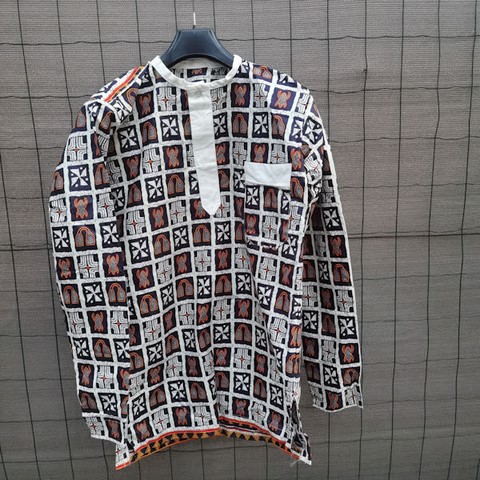 Tunique homme en tissu Ndop du Cameroun