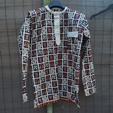 Tunique homme en tissu Ndop du Cameroun