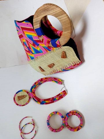 Necklace + bracelet + earrings in wax fabric,