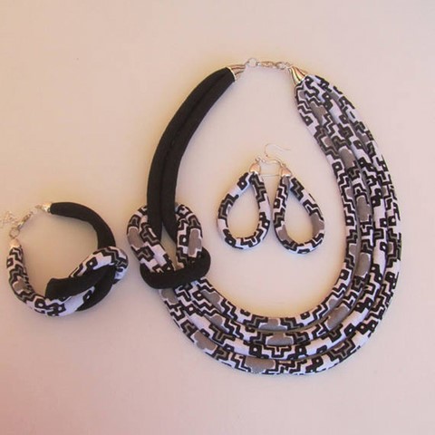 Necklace + bracelet + earrings in wax fabric,