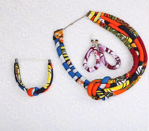 Necklace + bracelet + earrings in wax fabric,