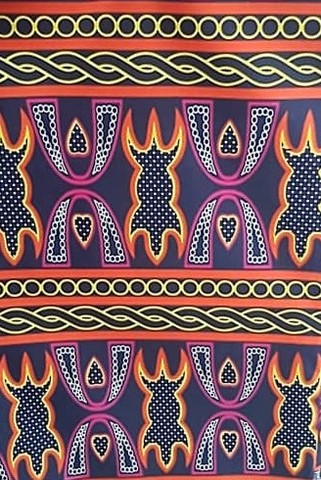 Toghu est un vêtement royal et traditionnel à motifs colorés au Cameroun.