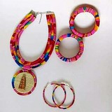 Necklace + bracelet + earrings in wax fabric,